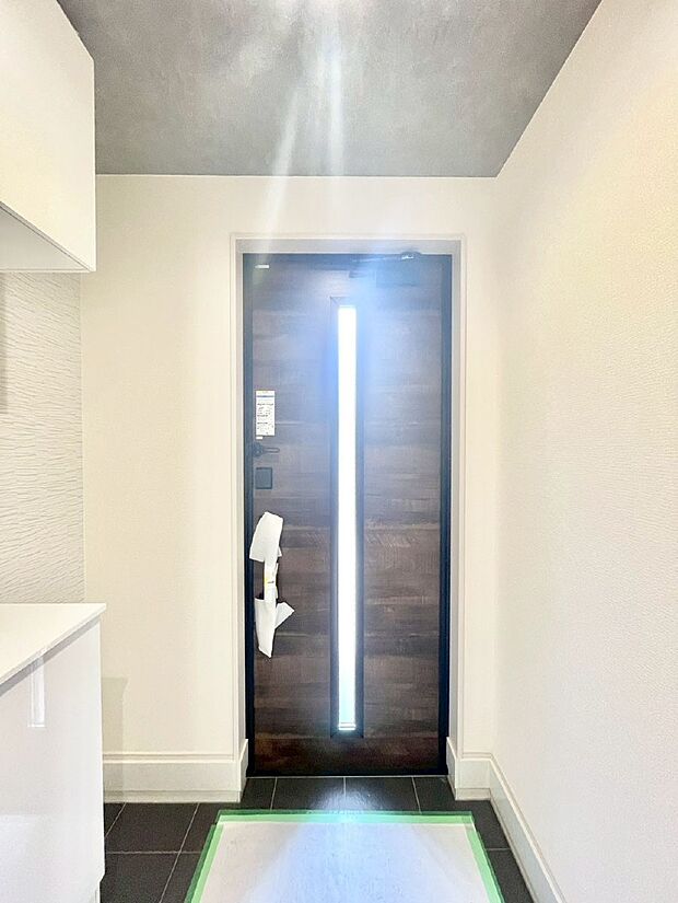 明るい玄関はお客様をお出迎えするのにぴったりです！ 