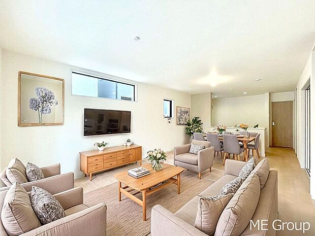 ご家族の賑やかな話し声で包まれる明るいリビング  ※家具はCGです