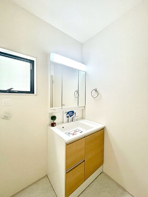 明るい洗面所は毎朝の身支度も楽しくできちゃいそうです。