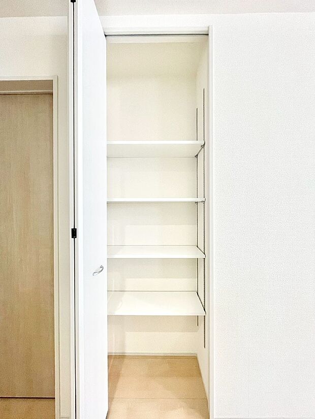 キッチン横収納！食材のストックはもちろん、日用品の収納など使い方はいろいろ！  