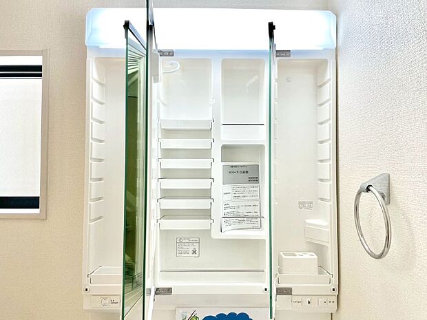 三面鏡の裏に、化粧品や衛生用品などを収納可能。洗面台をすっきりと保ちます!