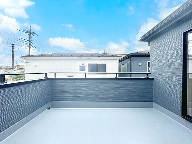 南向きのバルコニー！ご家族の洗濯物はもちろん、お布団もたっぷり干せます！