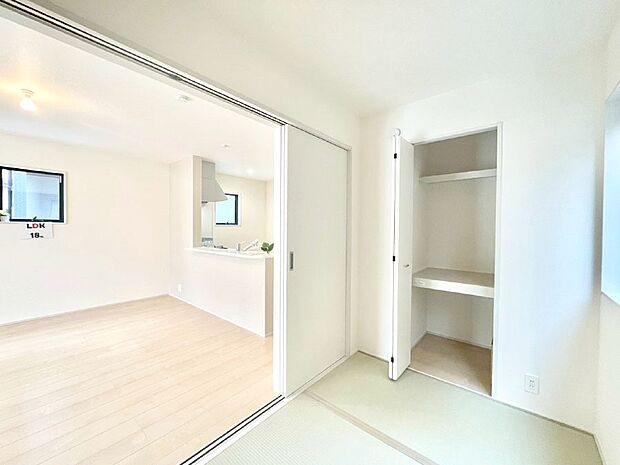 リビングと隣り合っている和室。ほっと一息できる和の空間も忘れずに。 