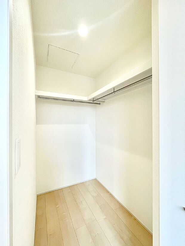 ウォークインクローゼット付きで生活空間を広く利用できます。
