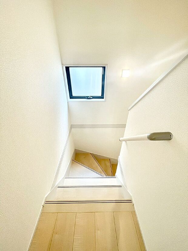 階段は手すり付きなので小さなお子さまやご高齢の方も安心です  