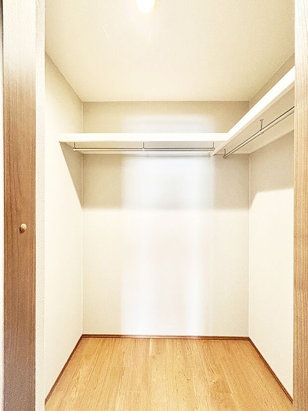 ウォークインクローゼットの活用で生活空間スッキリ