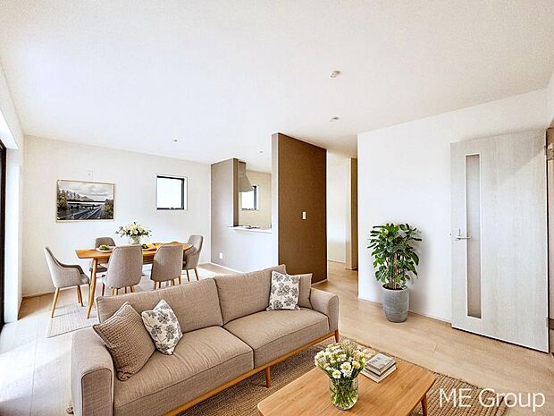 ご家族の賑やかな話し声で包まれる明るいリビング ※家具はCGです