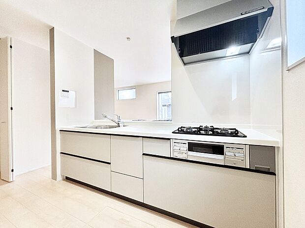 リビングを見渡せる人気のカウンターキッチン。 家族を見守りながら家事をすることができます。