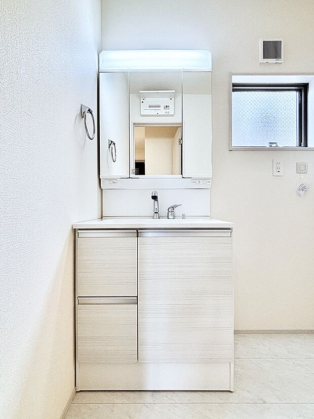 大きく見やすい三面鏡で清潔感ある洗面台は、身だしなみチェックや肌のお手入れにおすすめです。