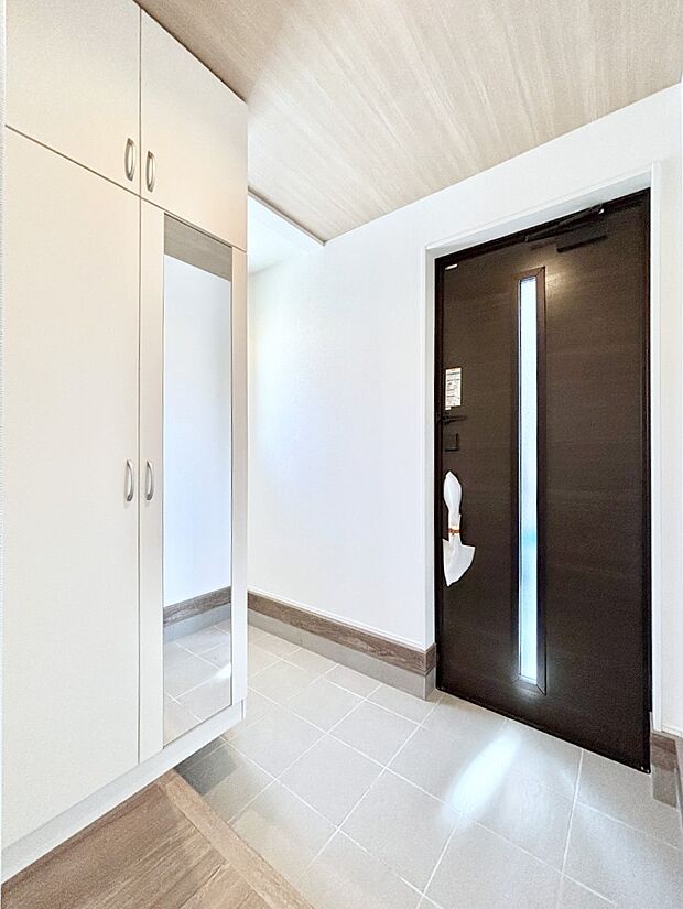 ミラー付きシューズボックスはお出かけ前の身だしなみチェックに便利