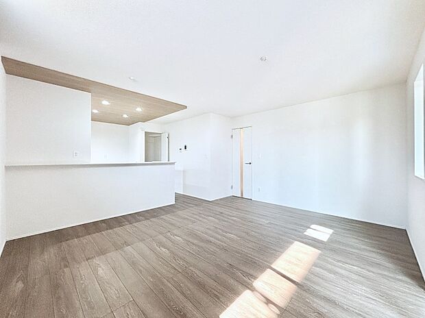 家族団らんの時間も増えそうなくつろぎのリビングダイニング。