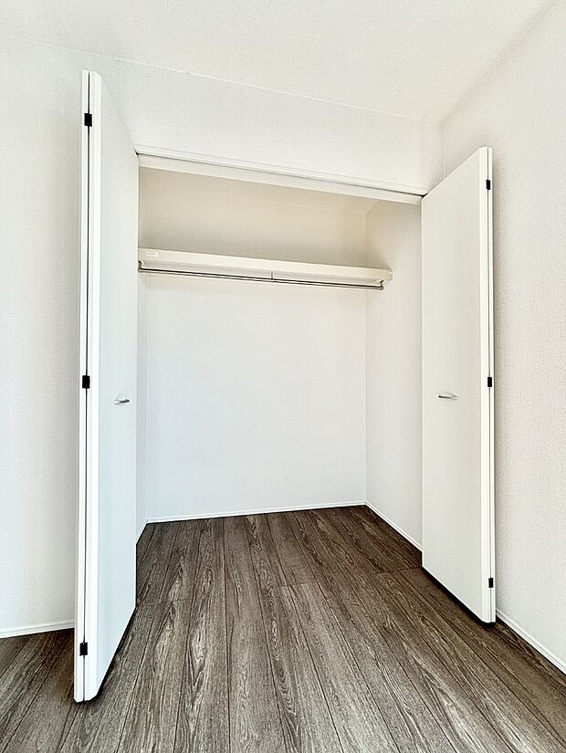 洋室のクローゼット。奥行きがあるので厚手の衣類もすっきり収まります。