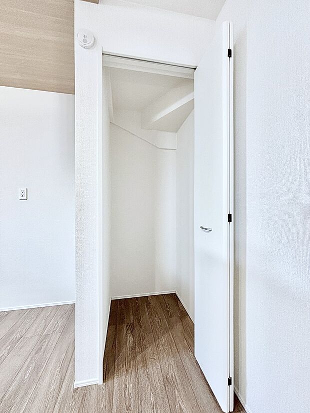 キッチンにはパントリー!食材のストックはもちろん、日用品の収納など使い方はいろいろ!