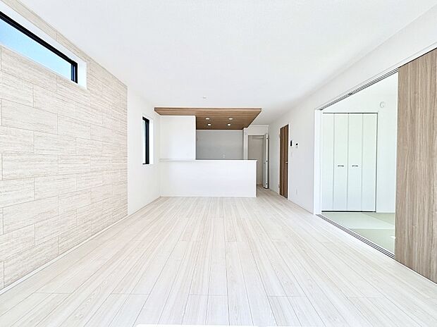 家族の笑顔が自然と生まれてくる、そんな雰囲気のダイニングに仕上がっています。