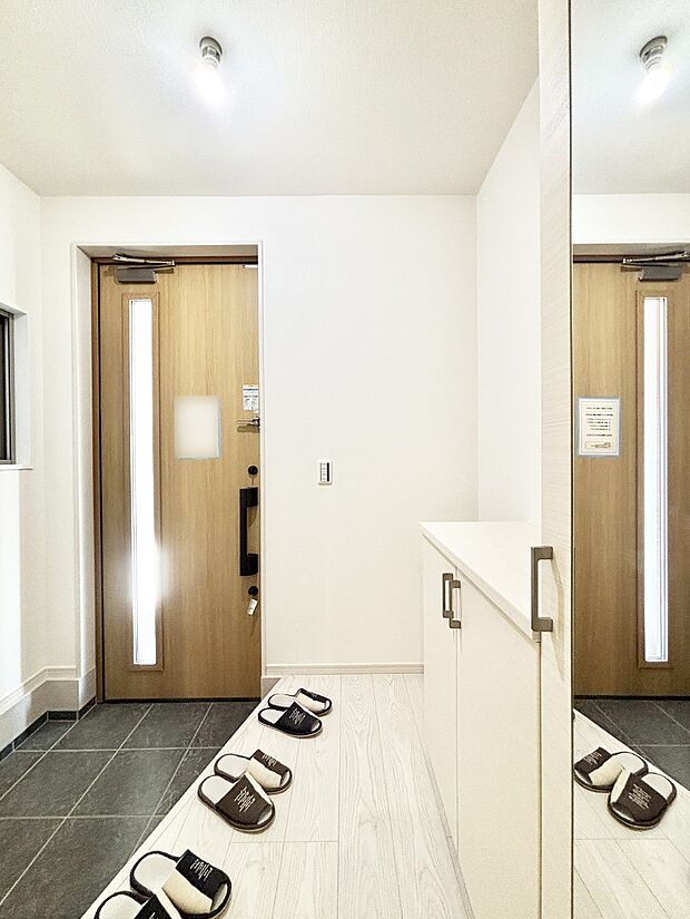 ガラススリットの入った玄関ドアが室内に光を届けてくれます