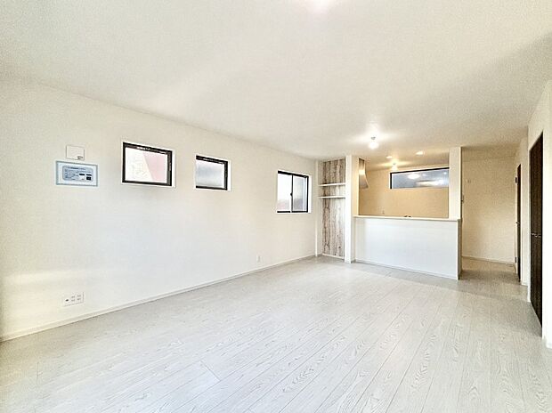 ご家族の賑やかな話し声で包まれる明るいリビング