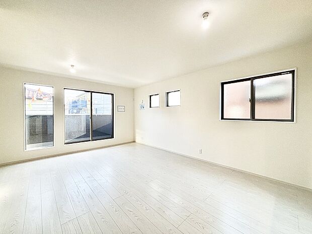 大きな窓からたっぷりの陽光と風を感じられるリビング