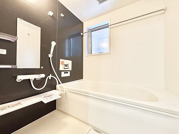 一日の疲れを癒してくれる明るい清潔感のあるバスルーム