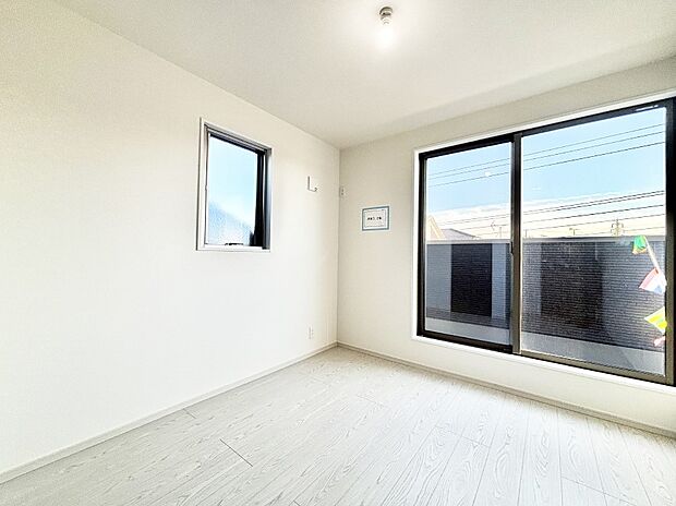 バルコニーが開放感をプラスしてくれる洋室