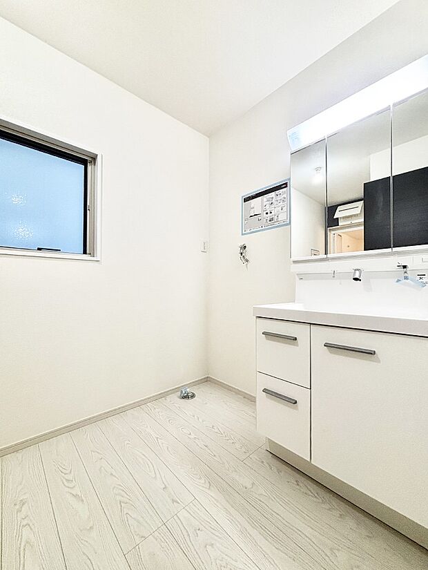 清潔感ある洗面化粧室で朝の身支度も快適