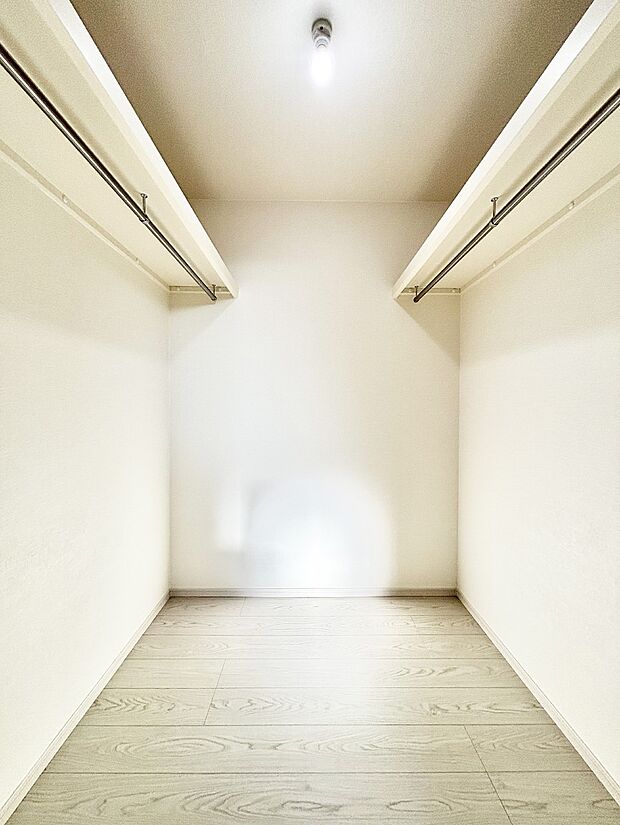 ウォークインクローゼットの活用で生活空間スッキリ