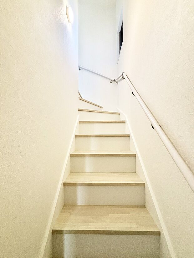 階段は手すり付きなので小さなお子さまやご高齢の方も安心です