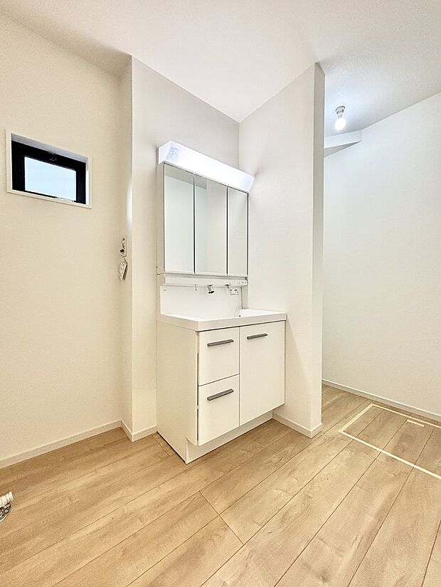 小窓がついているので湿気の多い場所でも換気が十分行えます。毎日の身支度を気持ち良く！