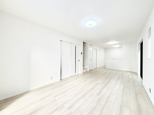 明るい陽光が注ぎ、寛ぎの雰囲気に満たされるリビング・ダイニング。