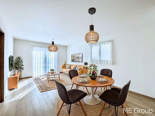 ご家族の賑やかな話し声で包まれる明るいリビング  ※家具はCGです