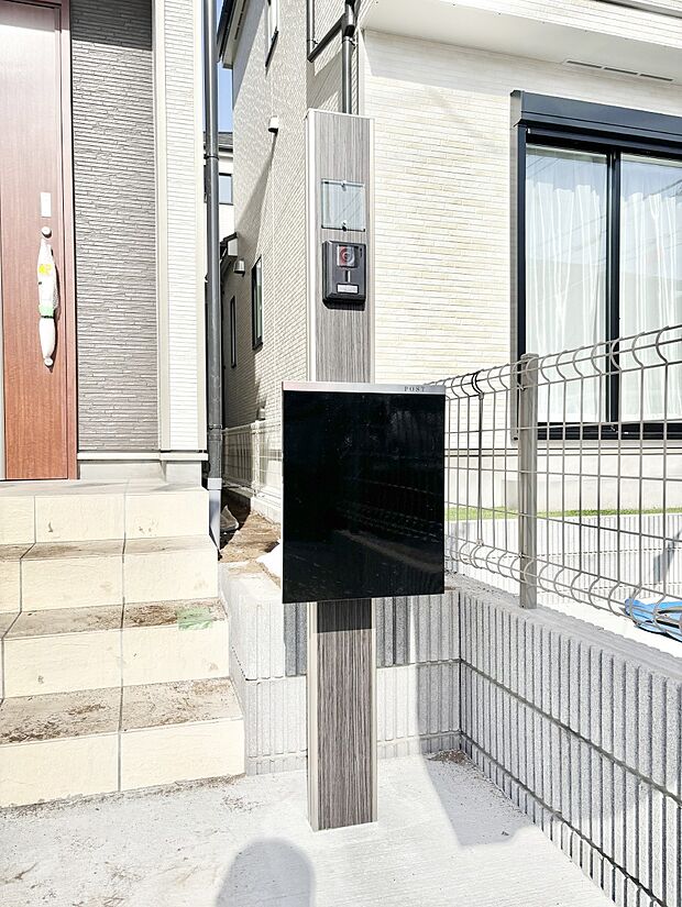 シンプルデザインのポスト。