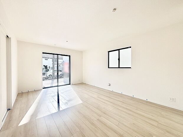 大きな窓からたっぷりの陽光と風を感じられるリビング