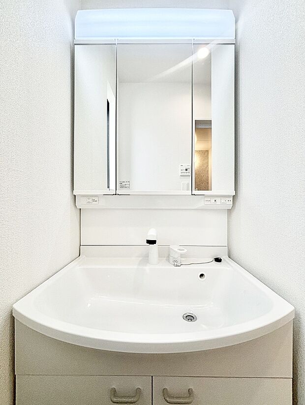 大きく見やすい三面鏡で清潔感ある洗面台は、身だしなみチェックや肌のお手入れにおすすめです。