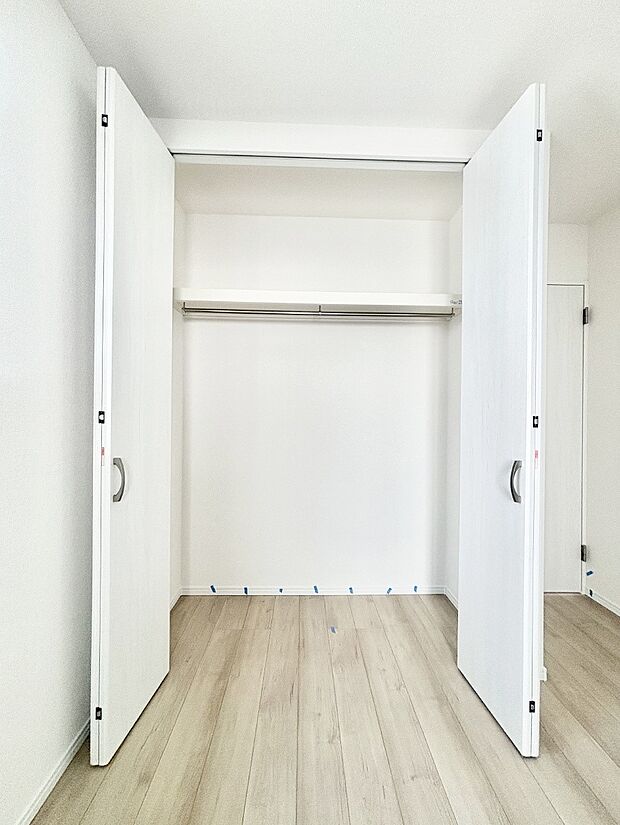 洋室のクローゼット。奥行きがあるので厚手の衣類もすっきり収まります。