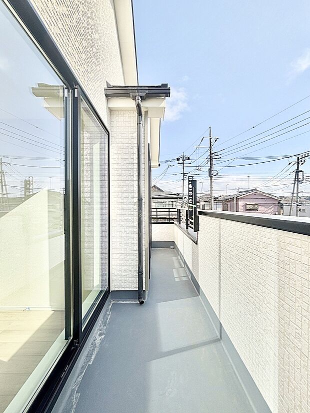 ゆったりバルコニーだから沢山お洗濯ものを干せます。