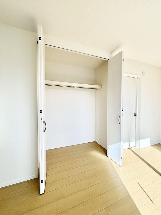 洋室のクローゼット。奥行きがあるので厚手の衣類もすっきり収まります。