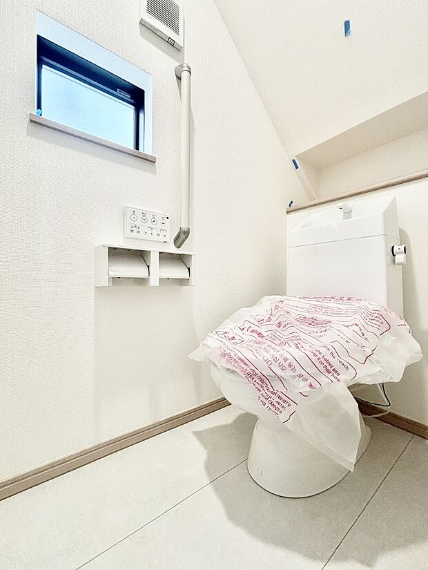 清潔感あるシャワートイレ。小窓から光が注ぎ込みます！