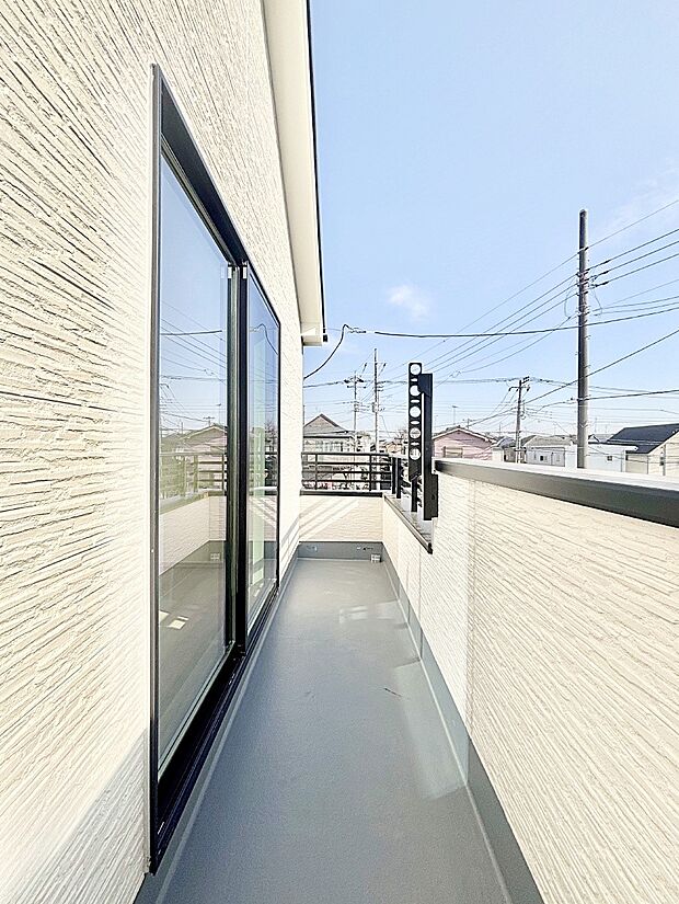 ゆったりバルコニーだから沢山お洗濯ものを干せます。