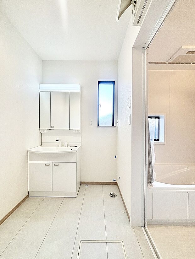 小窓がついているので湿気の多い場所でも換気が十分行えます。毎日の身支度を気持ち良く！