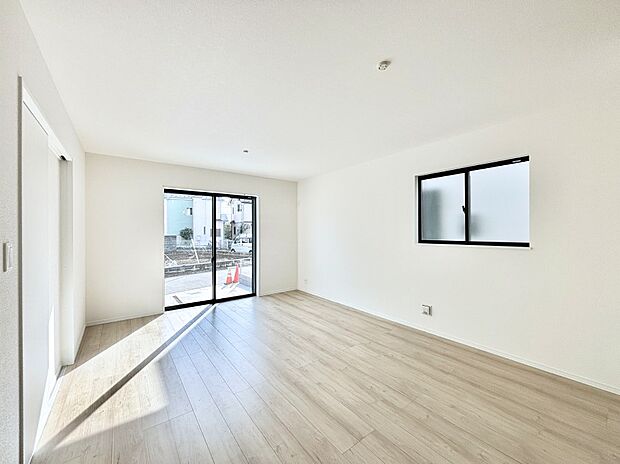 自然光が取り込まれ、家族団らんの場所を明るく演出