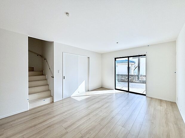 大きな窓からたっぷりの陽光と風を感じられるリビング