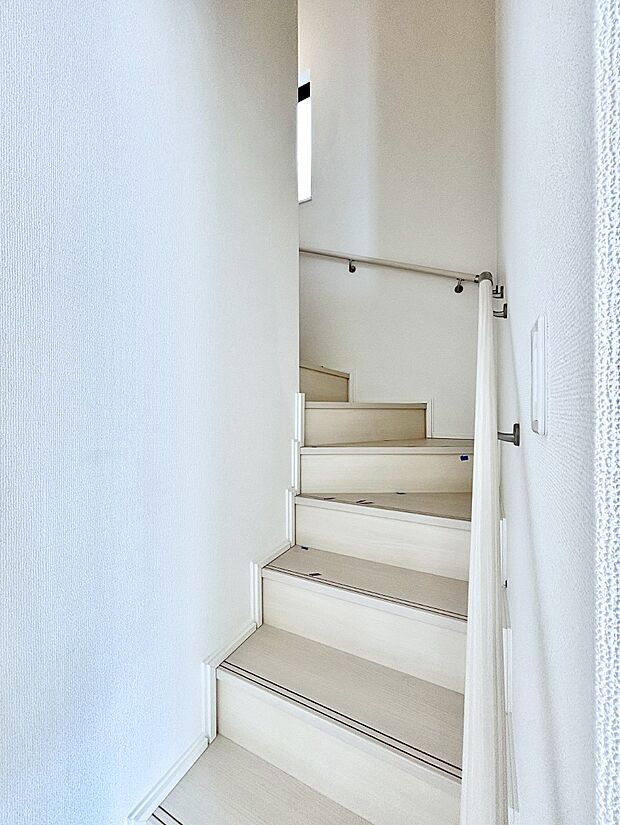 安全性を考慮し階段には手すりを設置しています