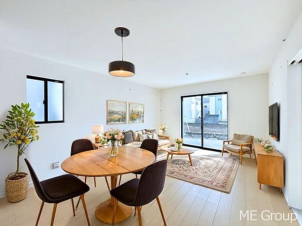 ご家族の賑やかな話し声で包まれる明るいリビング  ※家具はCGです