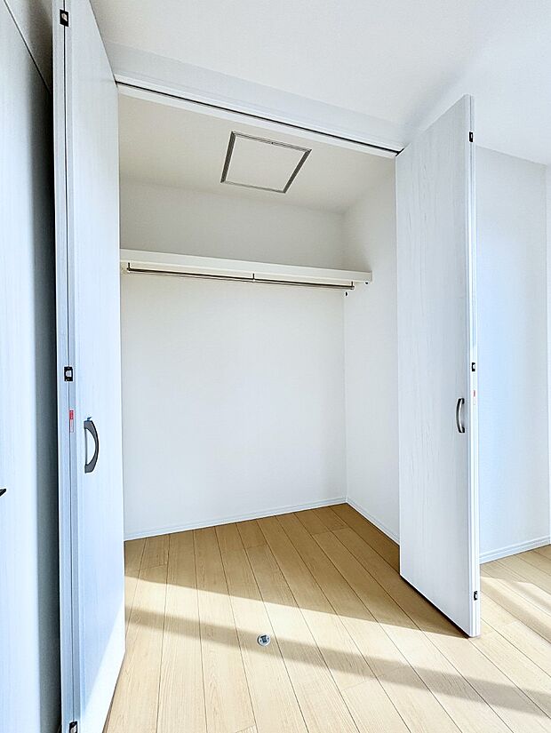 洋室のクローゼット。奥行きがあるので厚手の衣類もすっきり収まります。