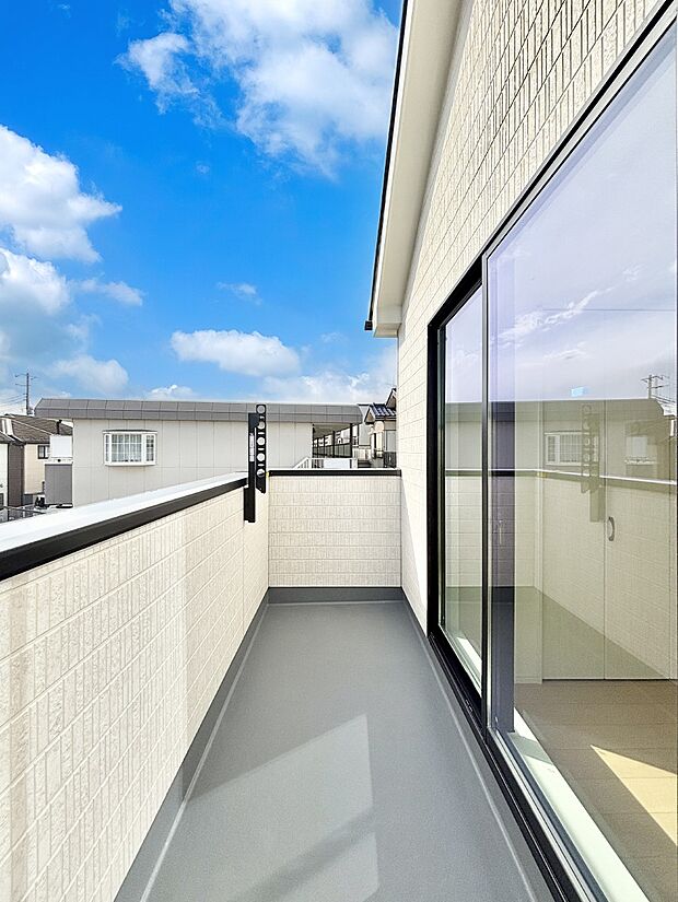 ゆったりバルコニーだから沢山お洗濯ものを干せます。