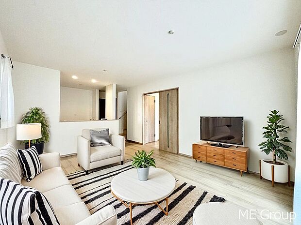 家族の和やかな会話が聞こえてきそう。開放感のあるリビングです。※家具はCGです