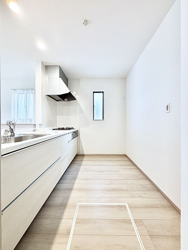 爽やかな風が通り抜けるキッチン。窓があるので明るく換気にも役立ちます。