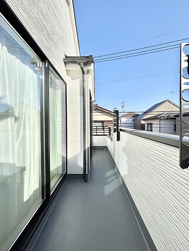 南向きのバルコニー!ご家族の洗濯物はもちろん、お布団もたっぷり干せます!