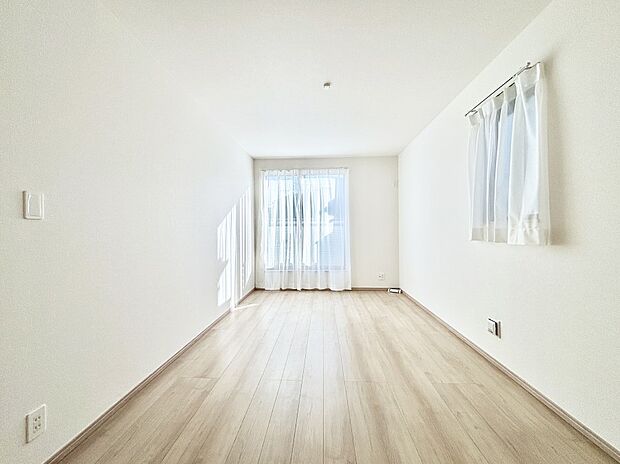 バルコニーが開放感をプラスしてくれる洋室