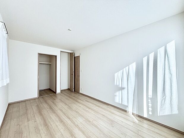 やさしい光がさしこむ居室はしっかり収納付き