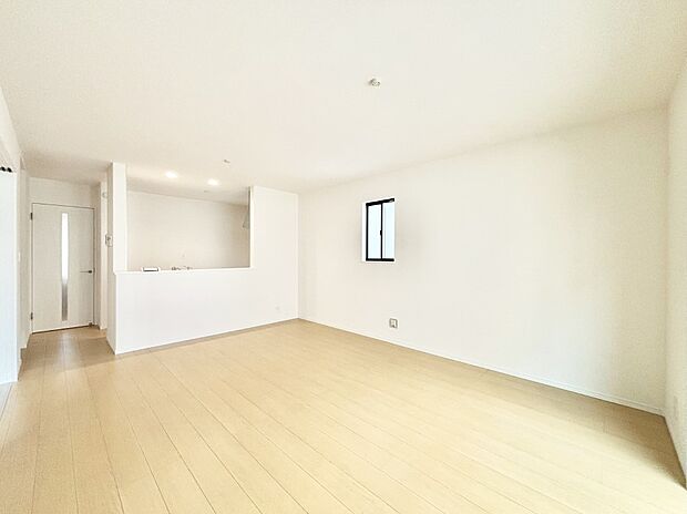 ナチュラルテイストの優しく柔らかい色使いのフローリングが素敵なリビングですね。